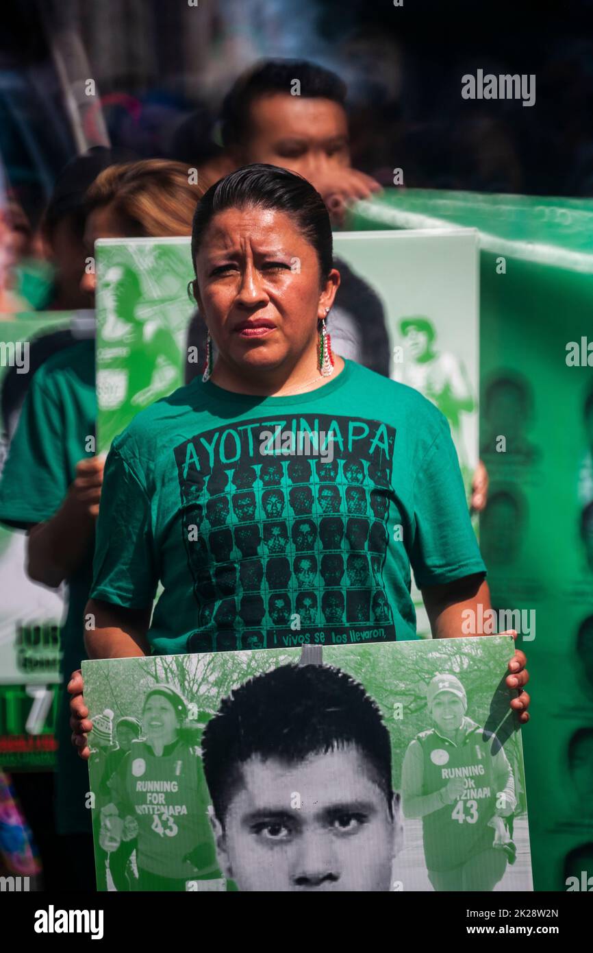 Activistas marchando en el Desfile del Día de la Independencia de México en Nueva York el domingo 18 de septiembre de 2022 piden la extradición de Tomás Zeron de Lucio, escondido en Israel, quien supuestamente está vinculado a la muerte de 43 estudiantes mexicanos en Ayotzinapa, Guerrero, México. (© Richard B. Levine) Foto de stock