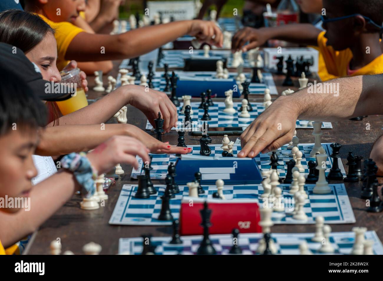 Los jugadores de ajedrez compiten en el Abierto Rápido Anual Chess-in-the-Parks 21st en Bethesda Terrace en Central Park en Nueva York el sábado 17 de septiembre de 2022. Más de 600 ajedrecistas de todas las habilidades y edades compitieron. (© Richard B. Levine) Foto de stock