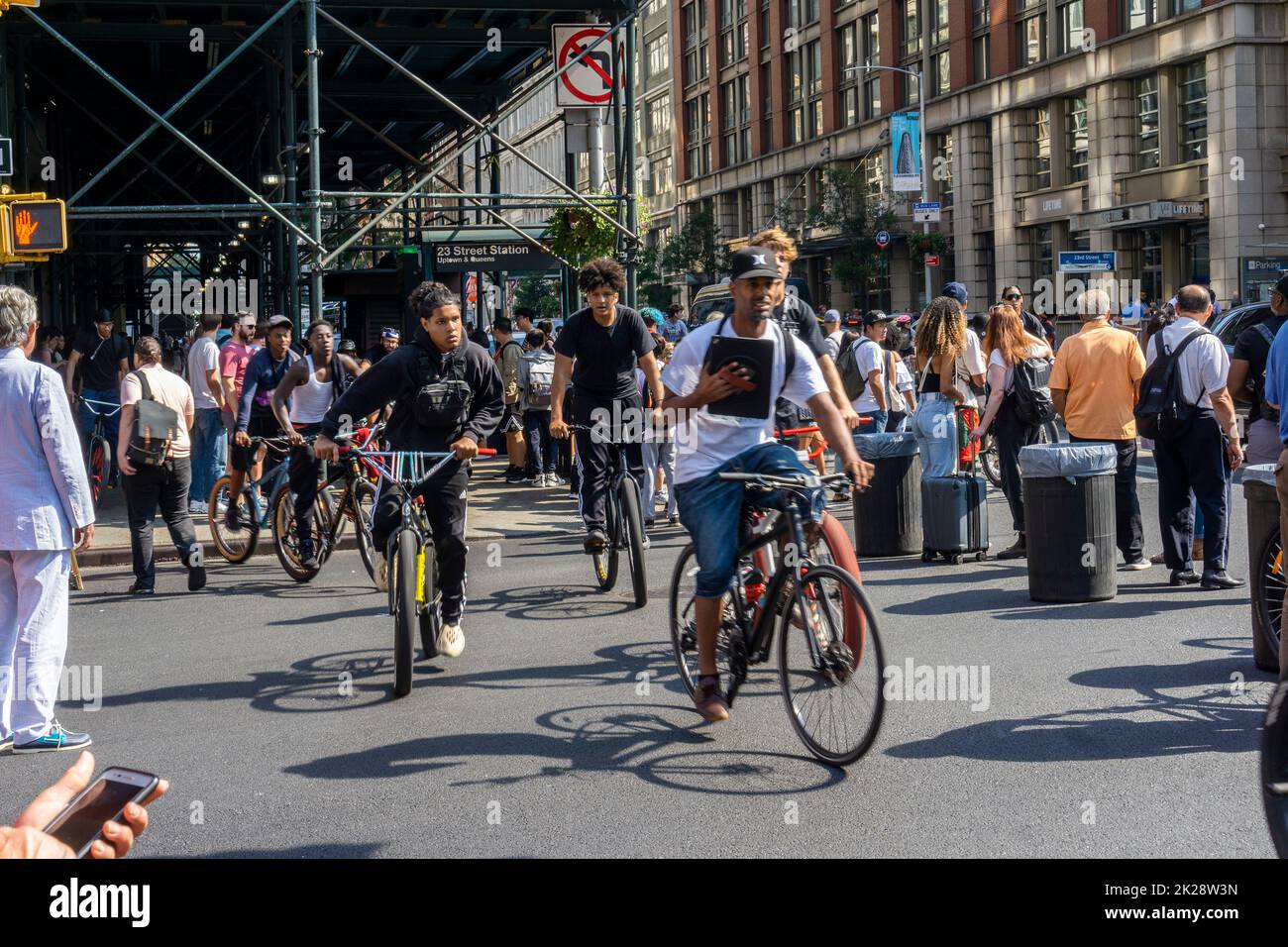 Cientos de personas en bicicletas y motorizadas toman el control de la calle West 23rd Street y la acera en Chelsea en Nueva York mientras viajan en un paquete el domingo, 18 de septiembre de 2022. (© Richard B. Levine) Foto de stock