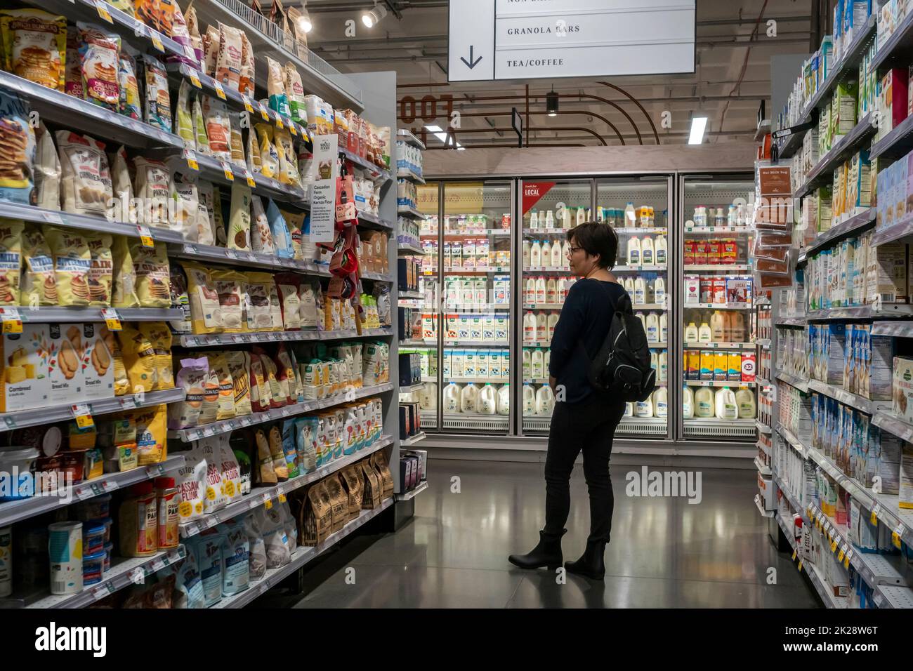 Compras en un supermercado Whole Foods Market en Nueva York el martes, 14 de septiembre de 2022. (© Richard B. Levine) Foto de stock