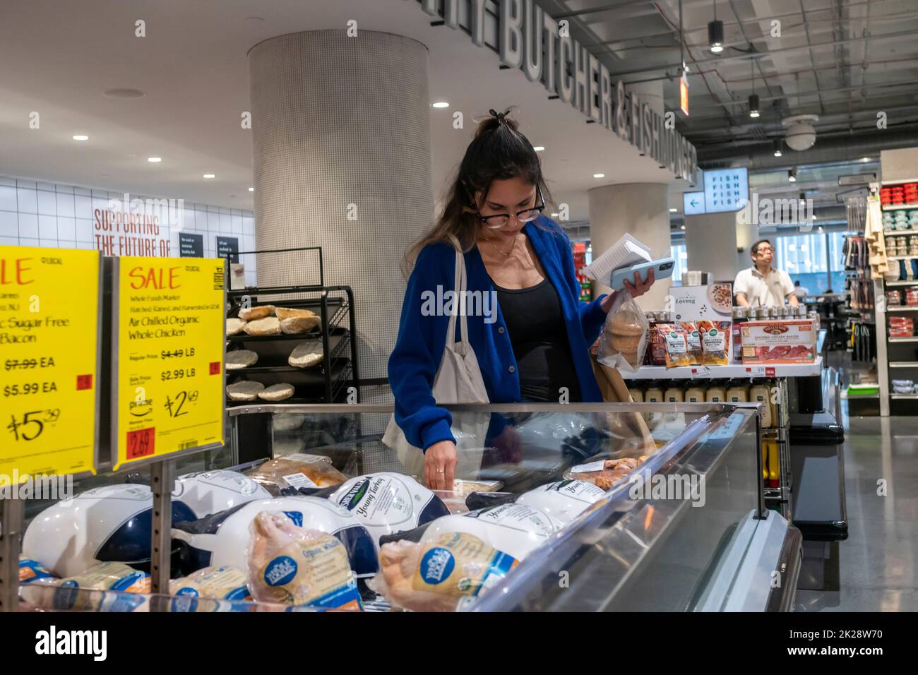 Compras en un supermercado Whole Foods Market en Nueva York el lunes, 19 de septiembre de 2022. Se espera que la Reserva Federal suba los tipos de interés tres cuartos de punto en su reunión del miércoles. (© Richard B. Levine) Foto de stock
