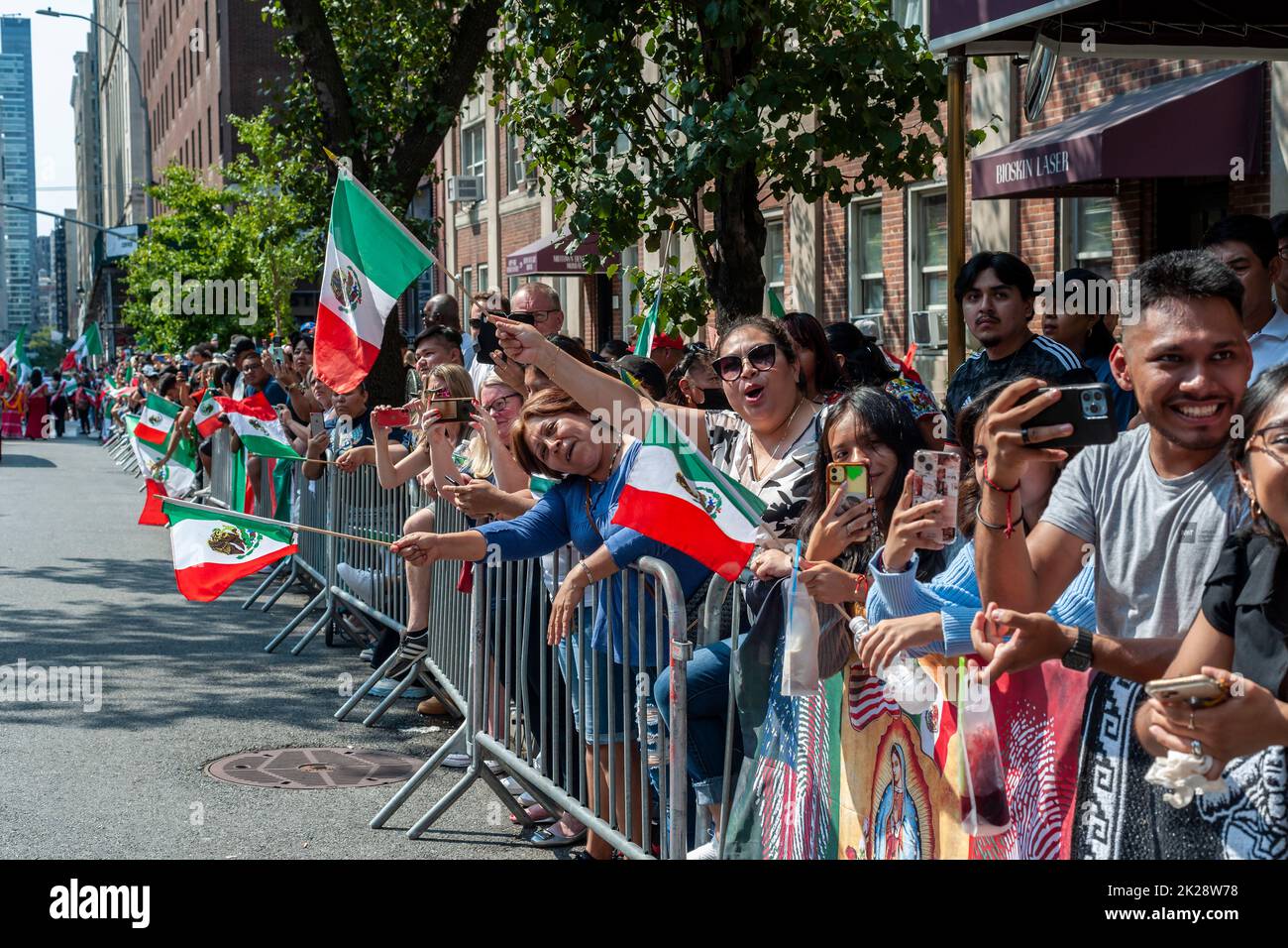 Los mexicano-estadounidenses se reúnen en Madison Avenue en Nueva York el domingo 18 de septiembre de 2022 para el Desfile del Día de la Independencia de México. Los desfiles que tienen lugar desde la primavera hasta el otoño en Nueva York celebran la diversidad cultural de la ciudad. (© Richard B. Levine) Foto de stock