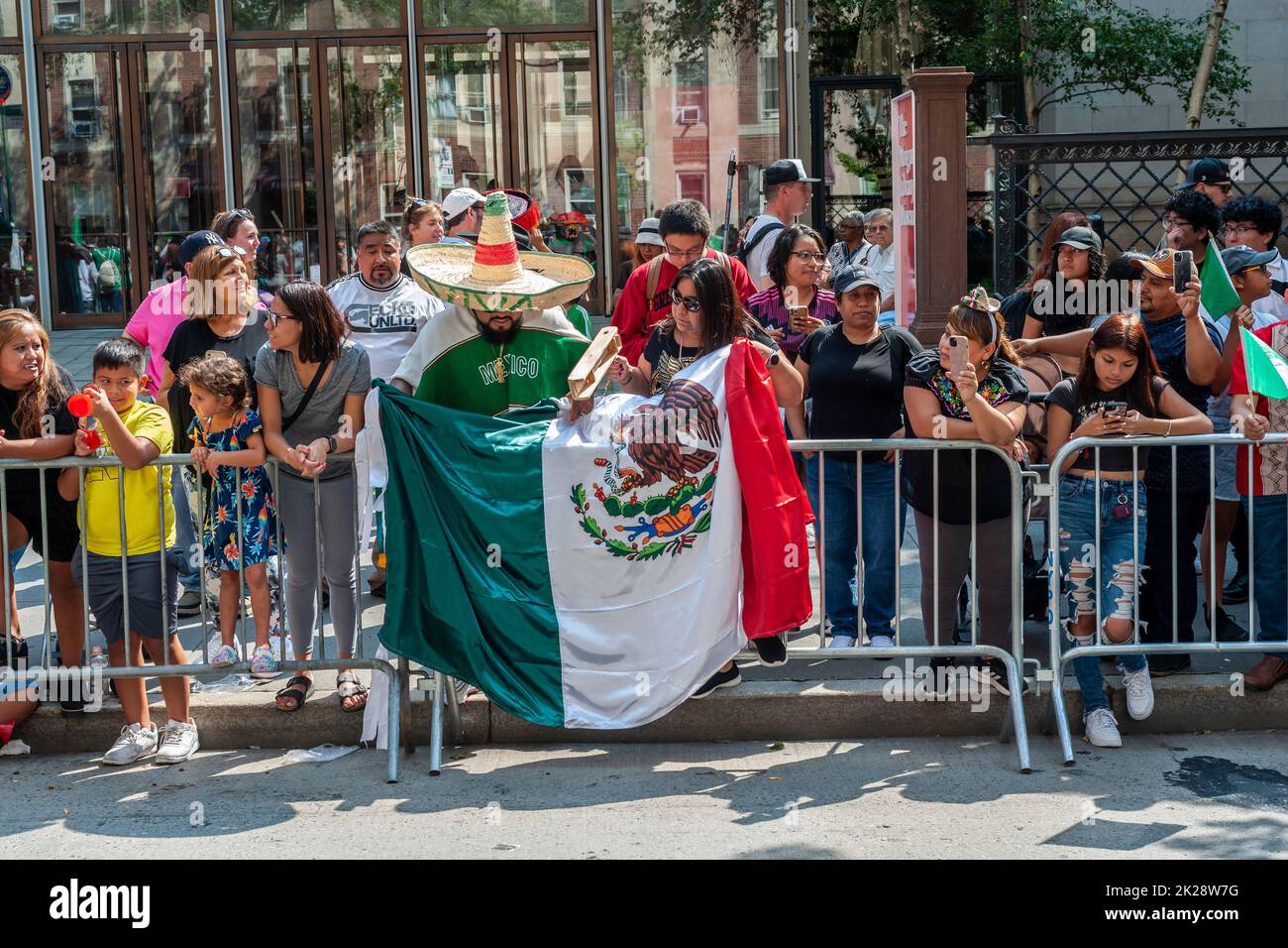 Los mexicano-estadounidenses se reúnen en Madison Avenue en Nueva York el domingo 18 de septiembre de 2022 para el Desfile del Día de la Independencia de México. Los desfiles que tienen lugar desde la primavera hasta el otoño en Nueva York celebran la diversidad cultural de la ciudad. (© Richard B. Levine) Foto de stock