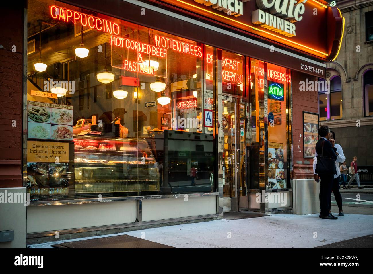 Un delicatessen en Midtown Manhattan en Nueva York el miércoles, 14 de septiembre de 2022. (© Richard B. Levine) Foto de stock