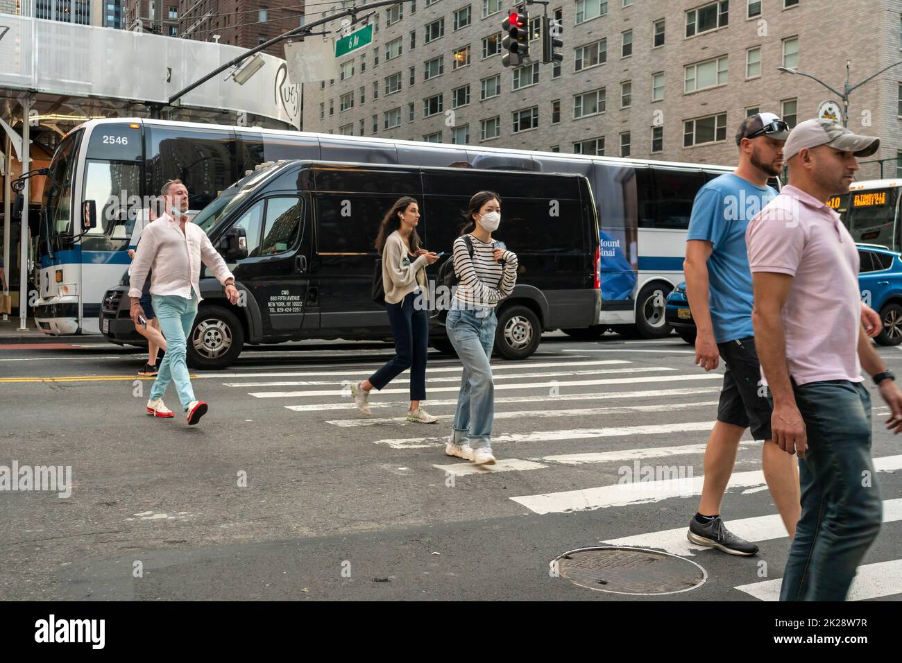Intersección ocupada en Midtown Manhattan en Nueva York el miércoles, 14 de septiembre de 2022. (© Richard B. Levine) Foto de stock