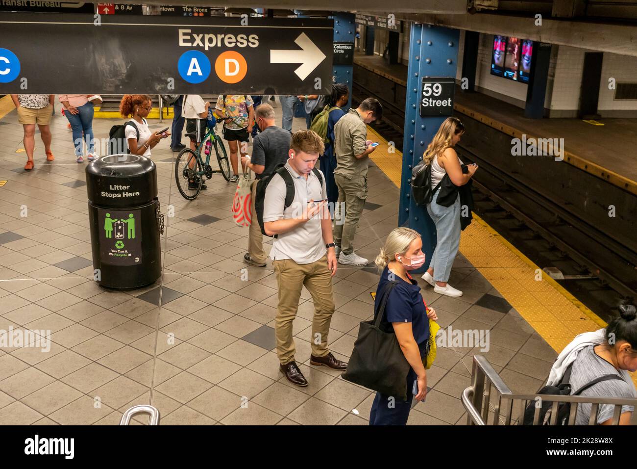 Los viajeros del metro en la estación Columbus Circle-59th Street en Nueva York el miércoles, 14 de septiembre de 2022. (© Richard B. Levine) Foto de stock