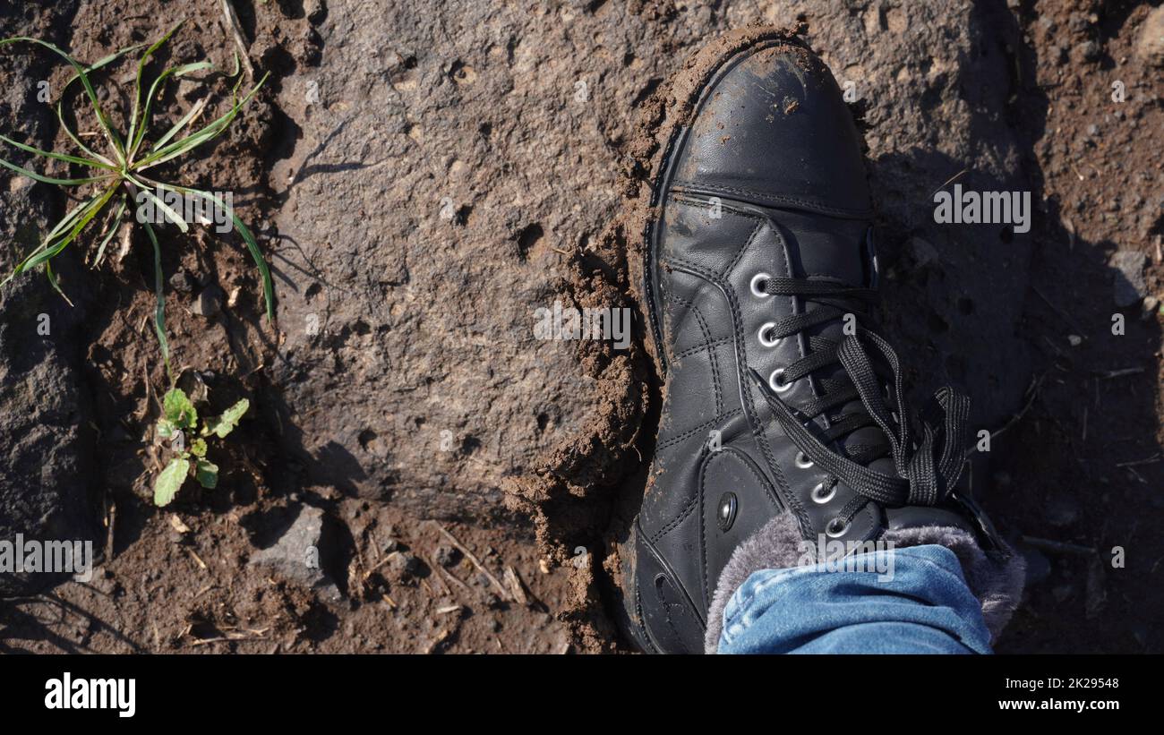 Una mujer con botas blancas se alza sobre un suelo azul.