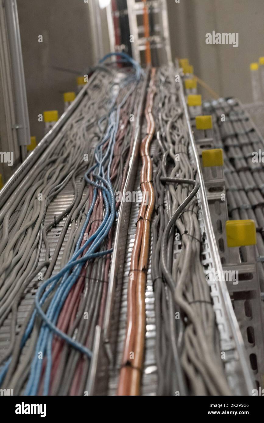 una bandeja portacables para cables Fotografía de stock - Alamy