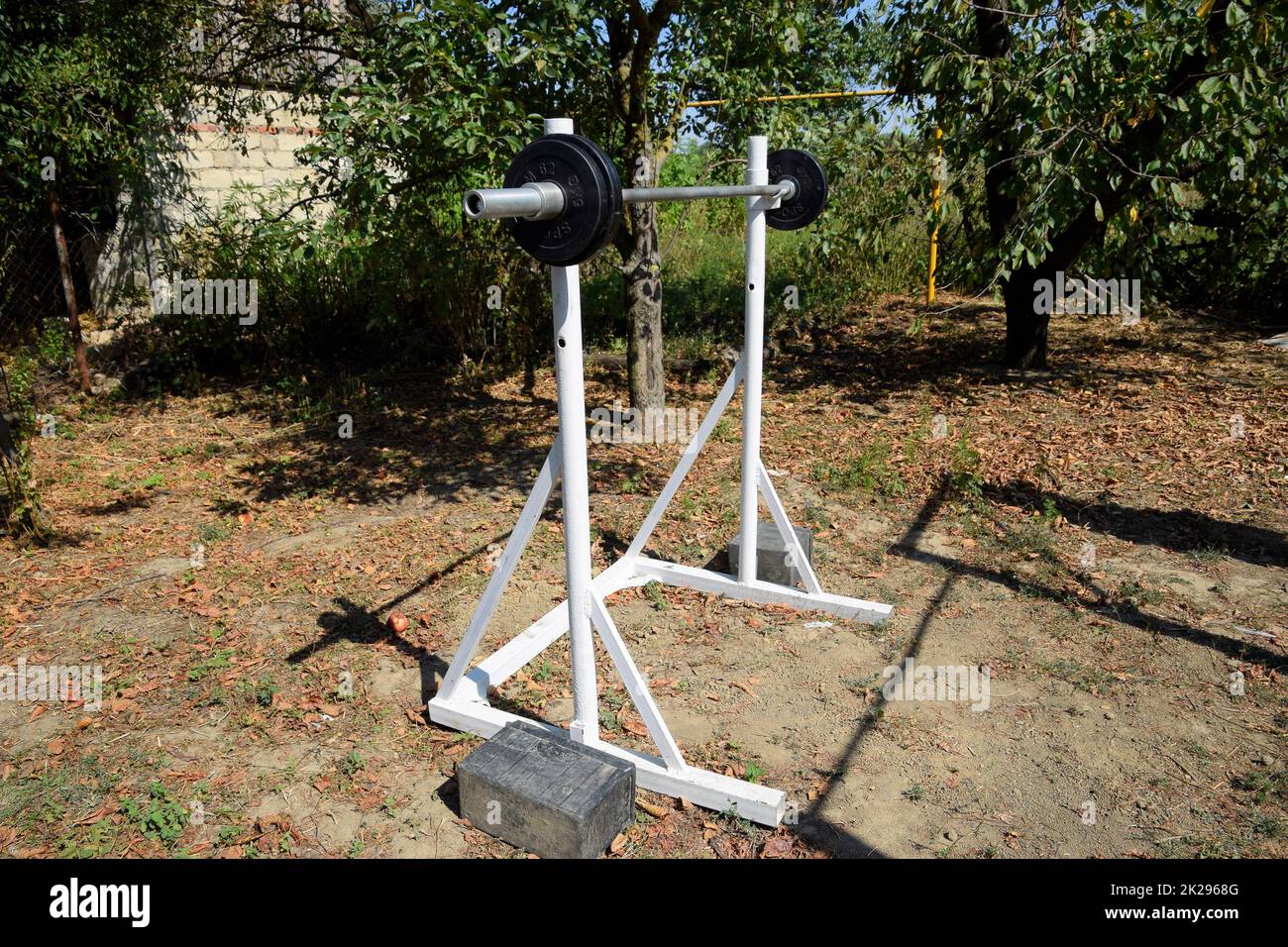 Gradillas de varillas caseras. Equipamiento deportivo en el patio trasero.  Barra de levantamiento de pesas Fotografía de stock - Alamy