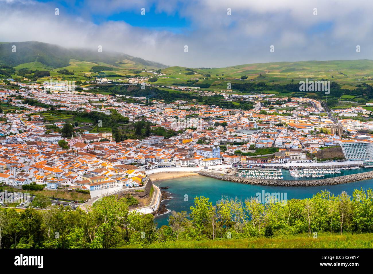 Vista del centro histórico de la ciudad, playa pública llamada Praia de Angra do Heroismo y la Iglesia Igreja da Misericordia de Monte Brasil, en Angra do Heroismo, isla de Terceira, Azores, Portugal. Foto de stock