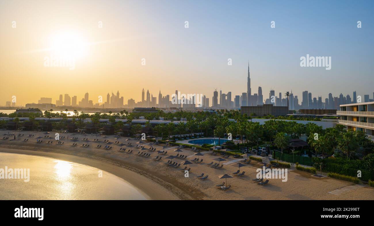 Dubai horizonte de los rascacielos del centro visto desde la costa. Vista panorámica del centro de Dubai llena de modernos rascacielos en el Emir Árabe Unido Foto de stock