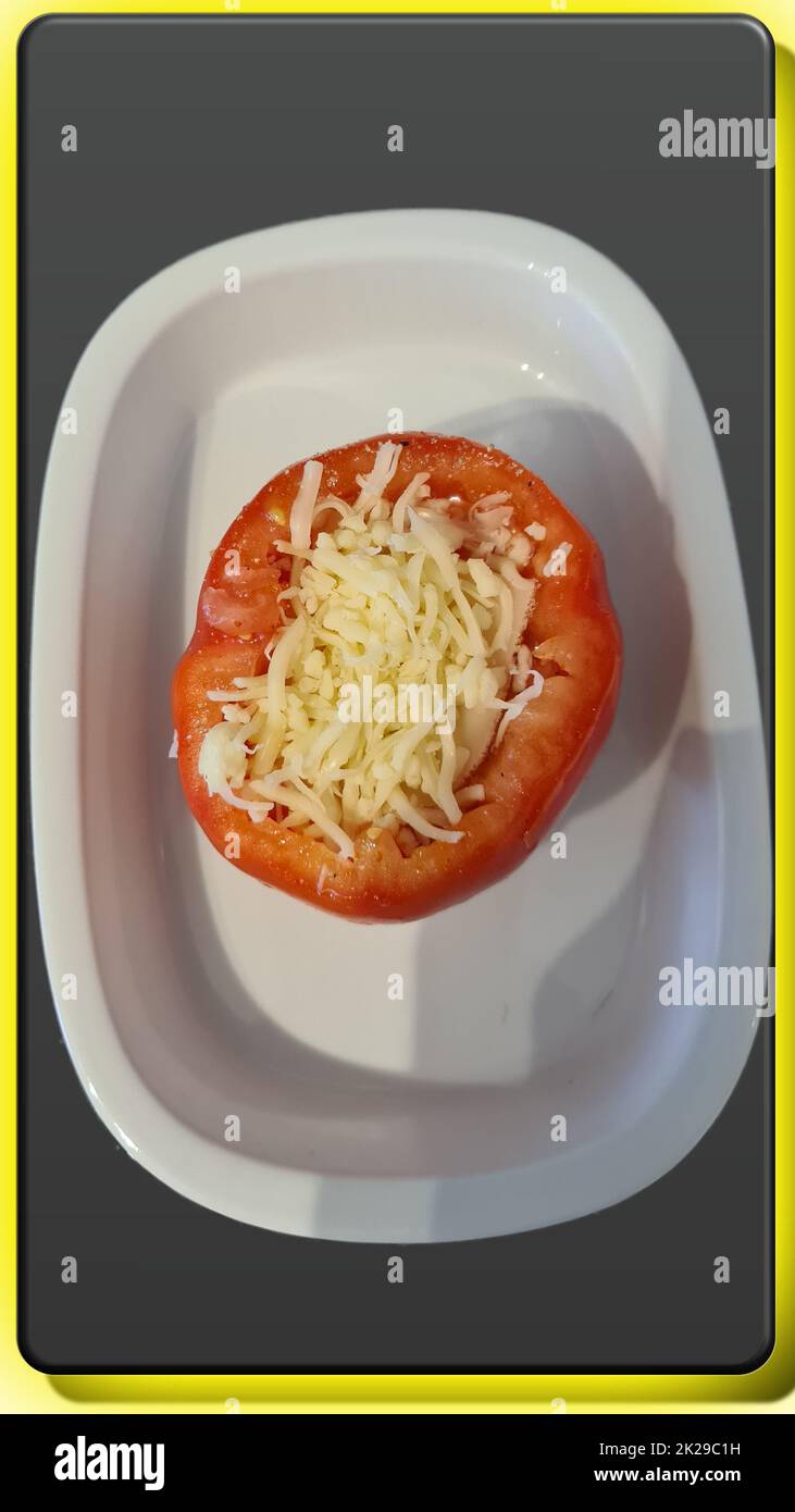 Tomates rellenos con arroz y queso en el microondas Fotografía de stock -  Alamy