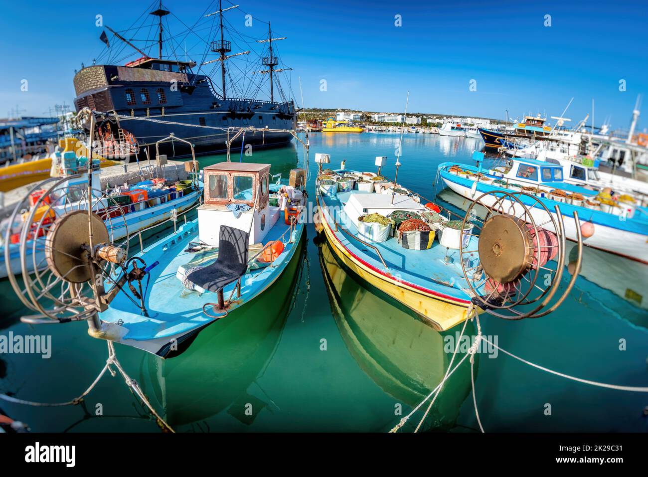 'Barco Pirata' de turistas y barcos pesqueros amarrados en el puerto de Ayia Napa. Distrito de Famagusta. Chipre Foto de stock
