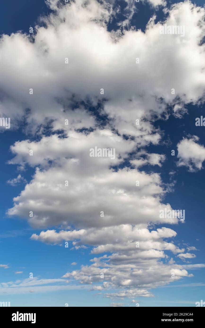 Cielo azul con nubes como fondo Foto de stock