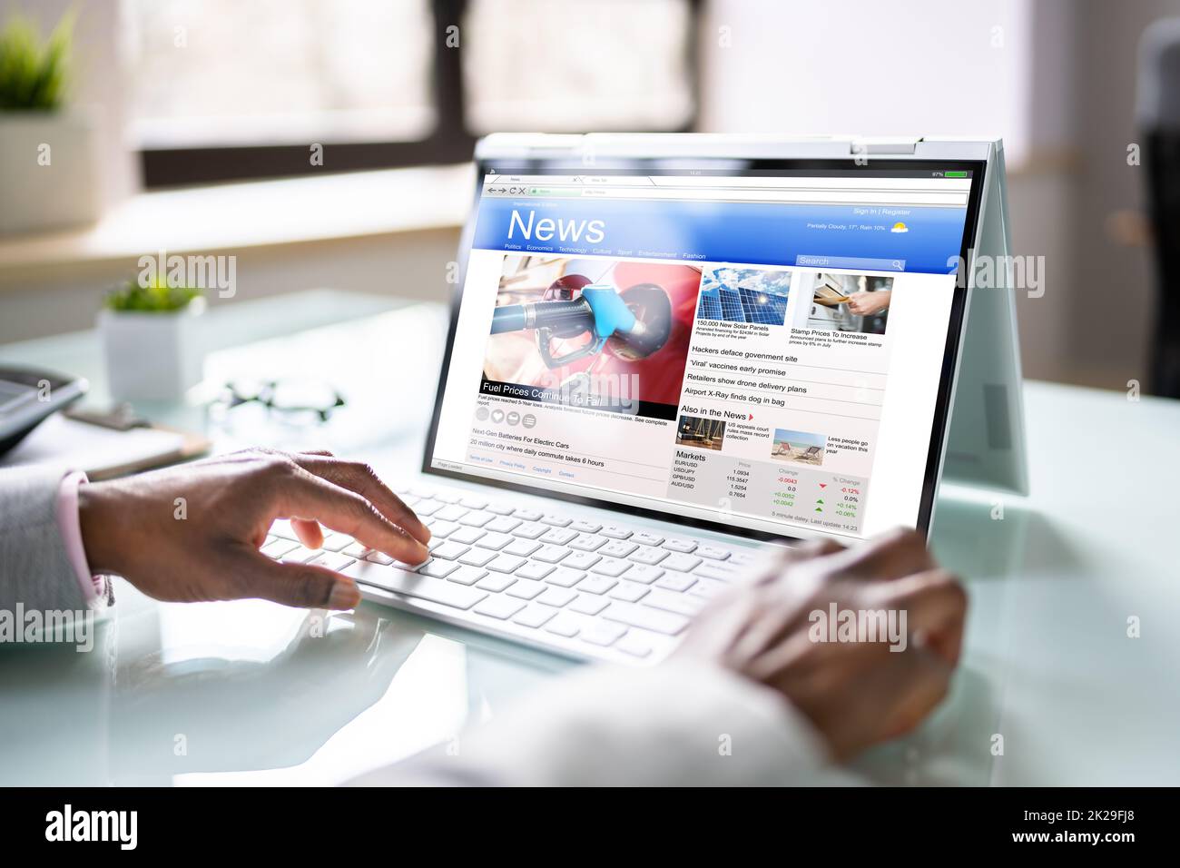 Medios de noticias en línea de la lectura de Afro-American Foto de stock