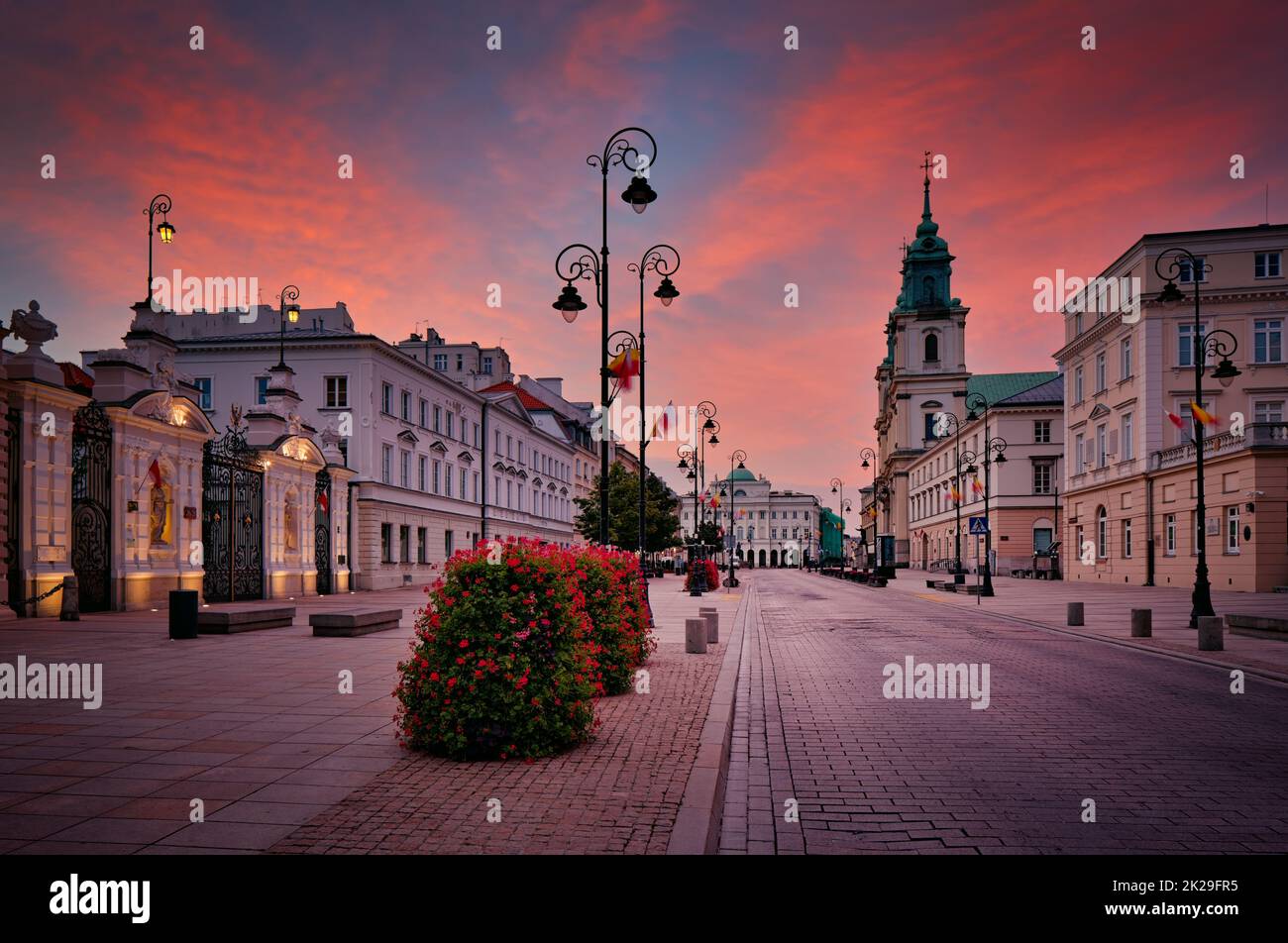 Krakowskie Przedmiescie - prestigiosa calle antigua de Varsovia. Universidad de Varsovia e Iglesia de la Santa Cruz Foto de stock