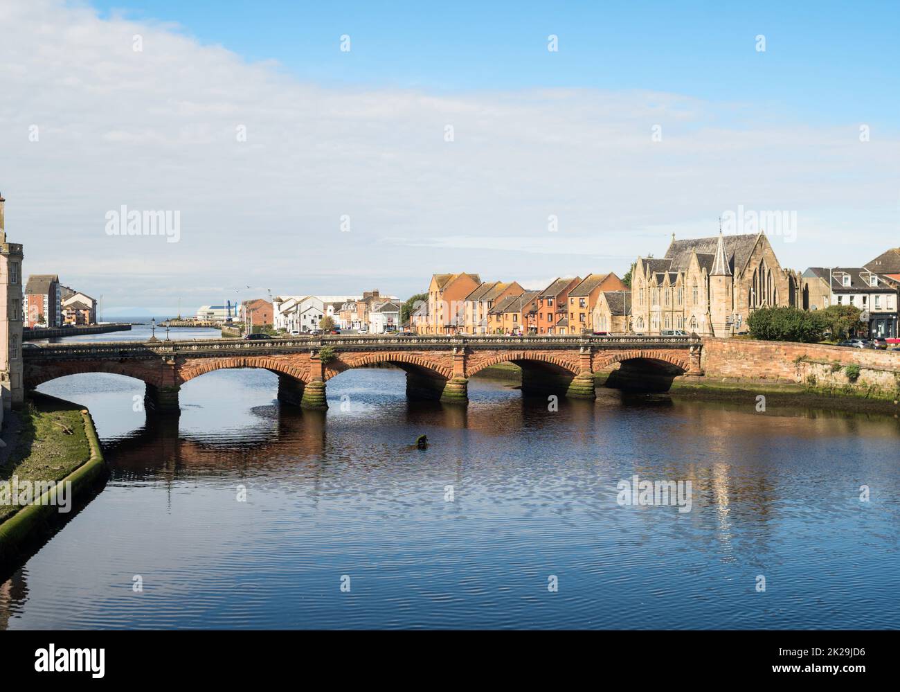 El Puente Nuevo sobre el río Ayr y desarrollo residencial en Ayr, Ayshire, Escocia, Reino Unido Foto de stock