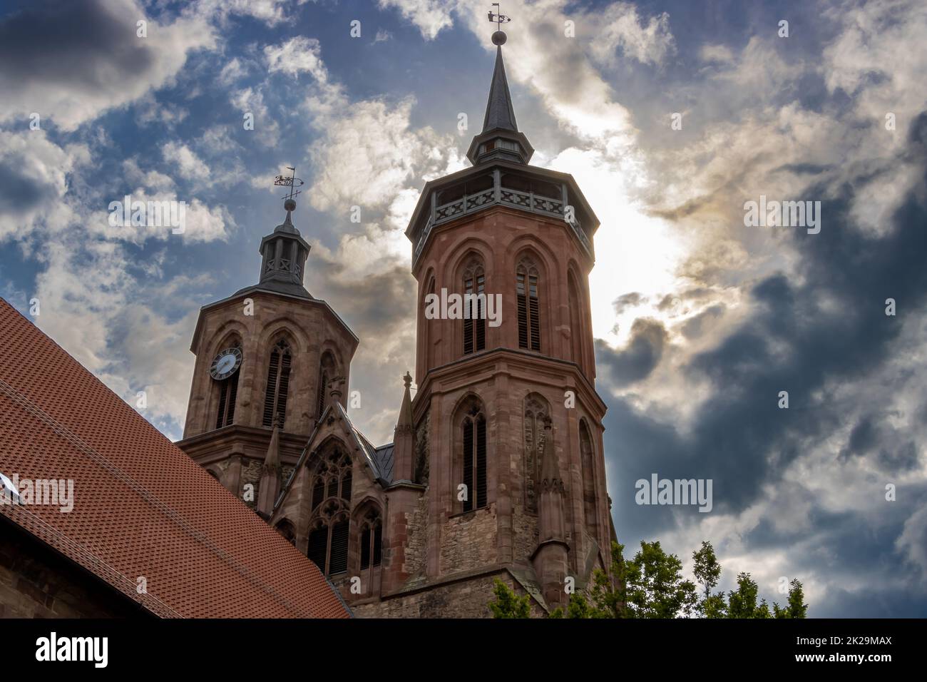 El St. La iglesia de Johannis en el casco antiguo de GÃ¶ttingen en Baja Sajonia es una iglesia gótica de tres naves del siglo 14th. Con sus torres visibles desde lejos, es uno de los puntos de referencia de la ciudad. Su patrón es Juan el Bautista. Foto de stock