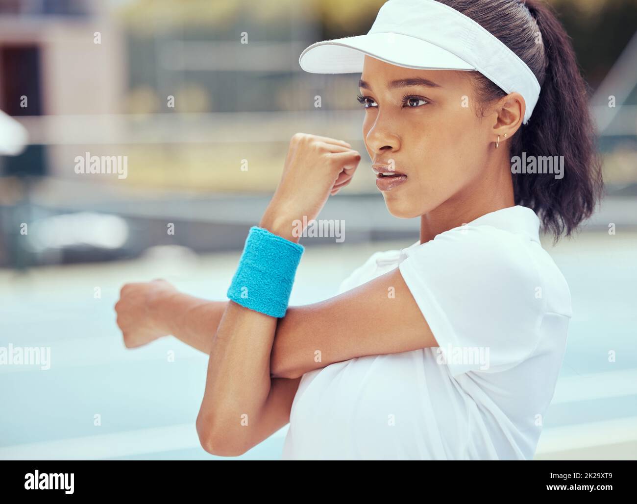 Mujer de tenis, deporte de competición y ejercicios de calentamiento con un jugador estirando para prepararse para un partido o partido en una cancha al aire libre. Fitness, competición Foto de stock