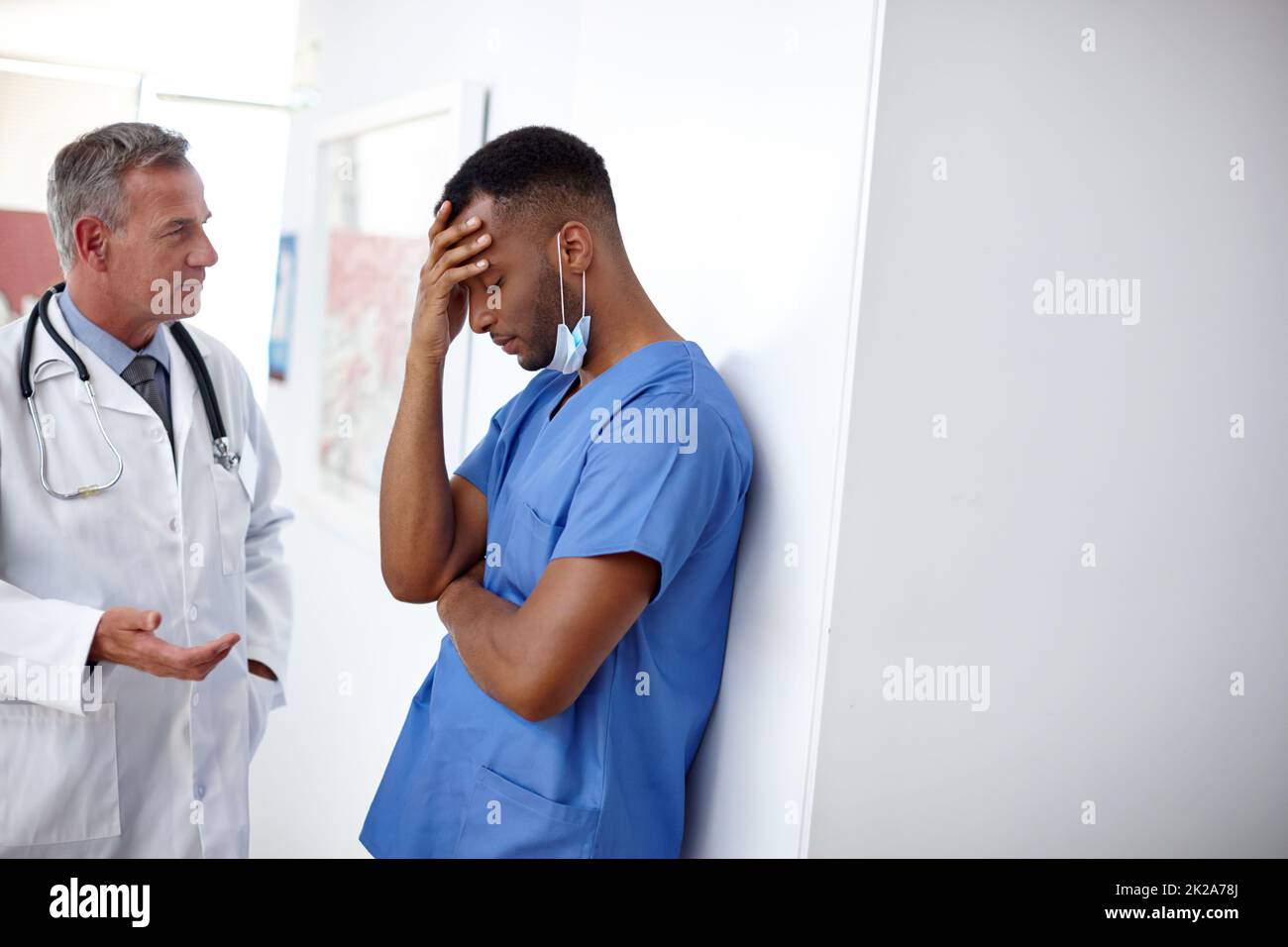 Hizo todo lo que pudo. Inyección de un médico y un cirujano que tienen una conversación difícil. Foto de stock