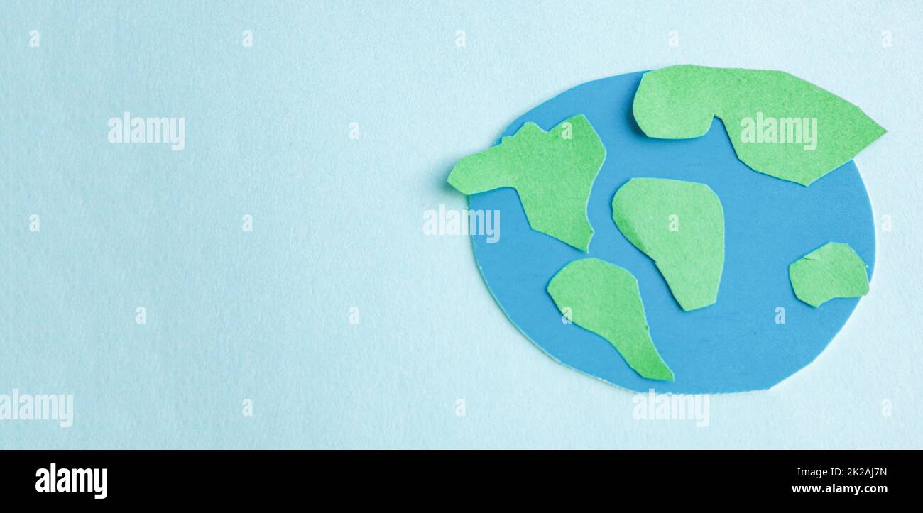 Lindo aplique de papel para niños - Un modelo de la Tierra sobre un fondo azul. Concepto creativo Día de la Tierra, Hora de la Tierra, espacio de copia para texto Foto de stock