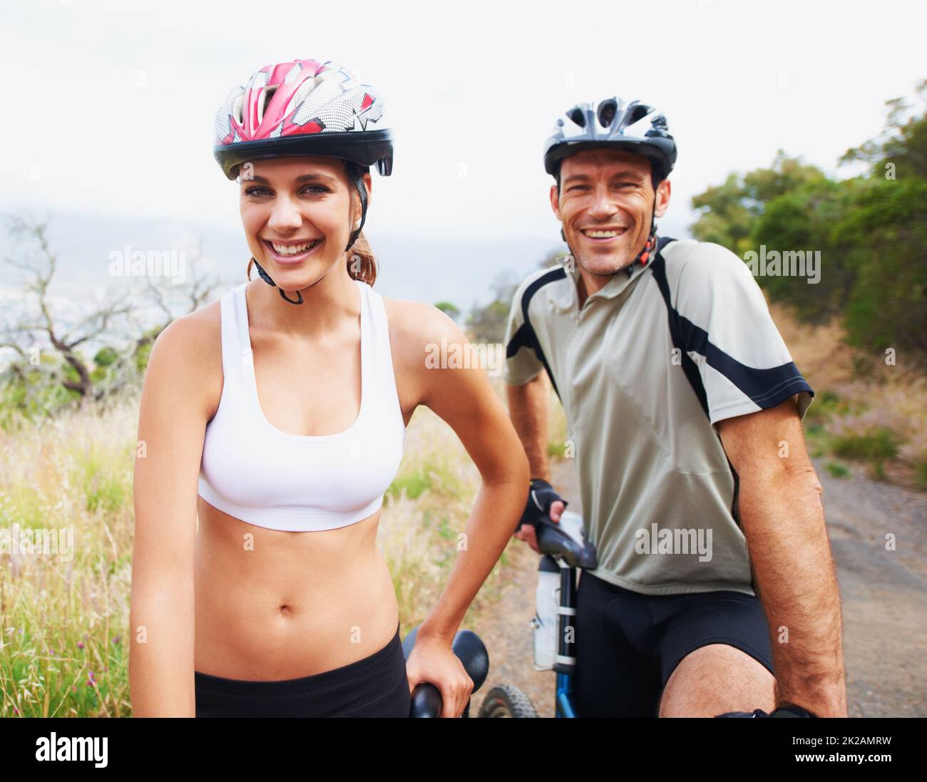 Amigos en bicicleta. Retrato de una sana pareja deportiva que va a dar un paseo en bicicleta juntos. Foto de stock