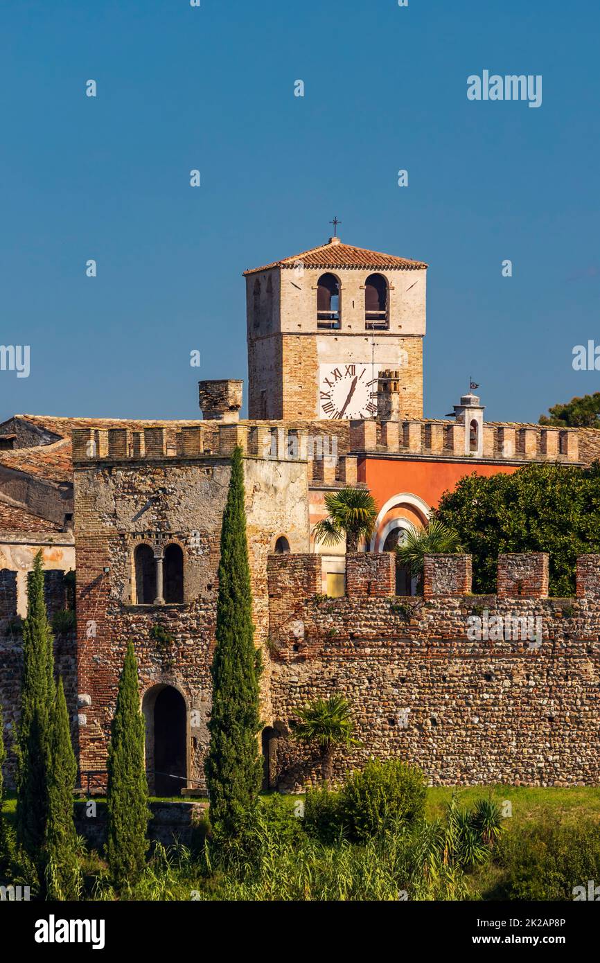Castello di Castellaro Lagusello, sitio de la UNESCO, región de Lombardía, Italia Foto de stock