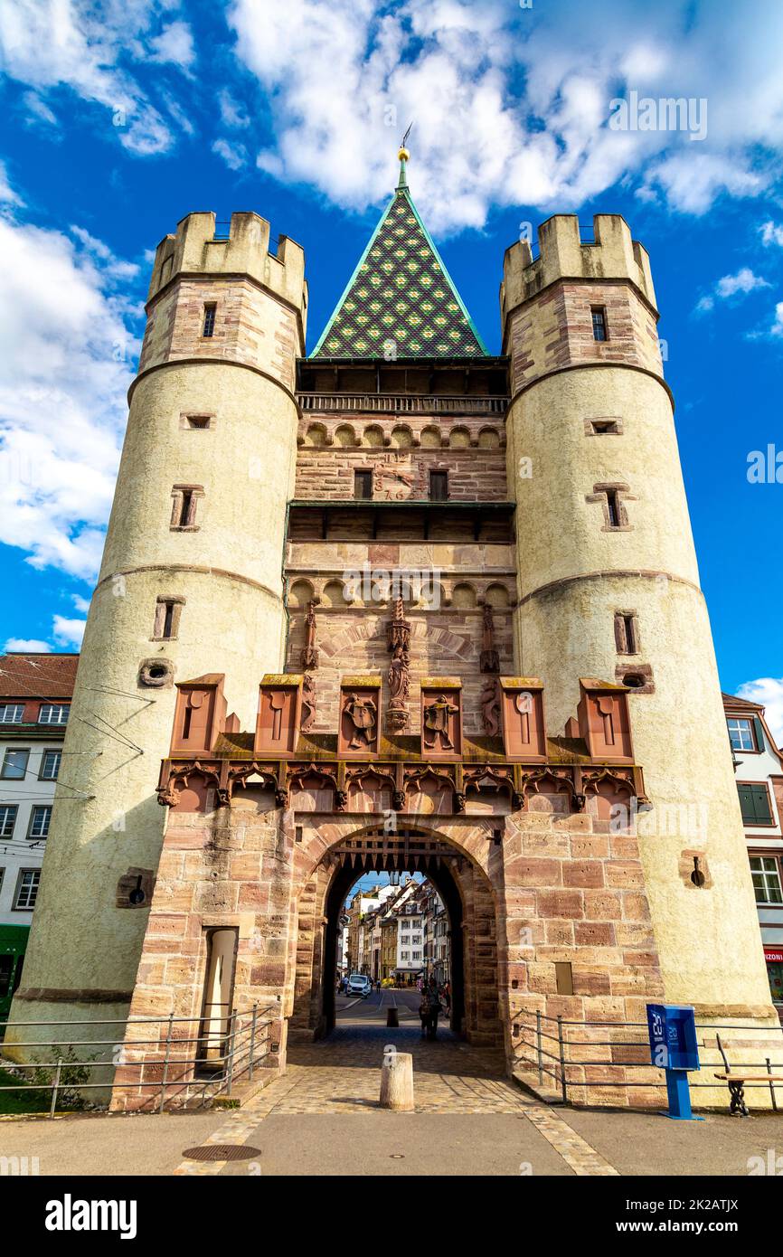 Puerta del siglo 15th Spalentor con dos torres y almenas en Basilea, Suiza Foto de stock