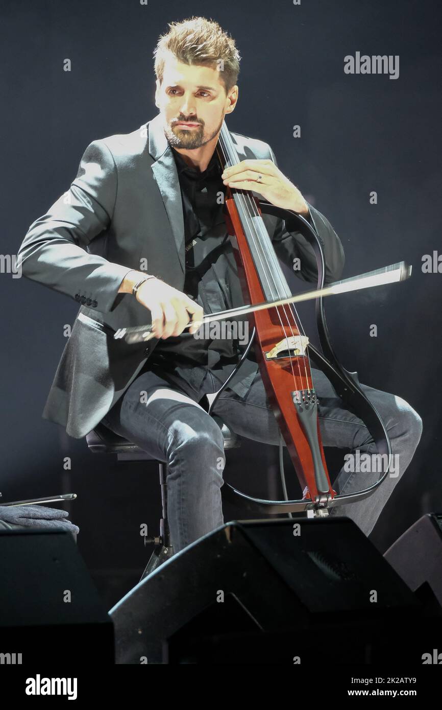 Los dos cellistas Luka Sulic y Stjepan Hauser conocen por su nombre artístico 2Cellos canciones en un escenario por última vez en su carrera durante su gira mundial en Arena di Verona, en Verona, Italia, el 22 de septiembre de 2022 Foto de stock