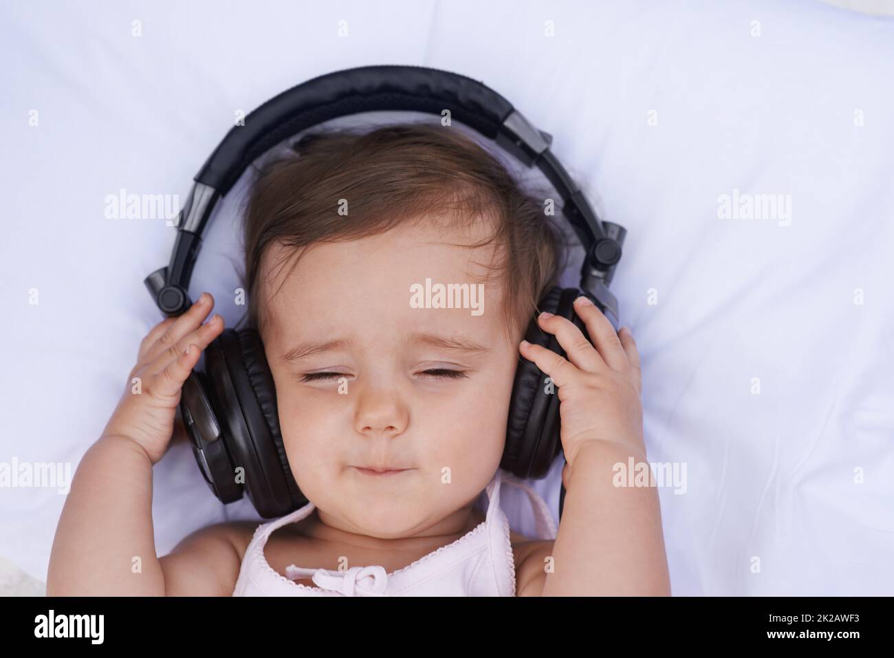 Foto Escucha de bebé en auriculares negros – Imagen Pueblo iraní