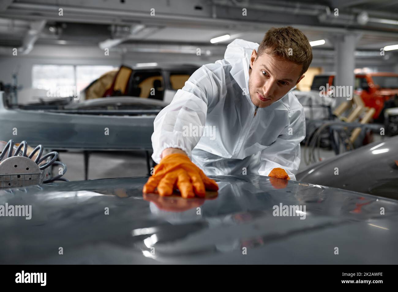 Fotos de Retrato Mecánico Automóviles Uniforme Con Guantes Protección Taller  Reparación Automóviles - Imagen de © IgorVetushko #228015948