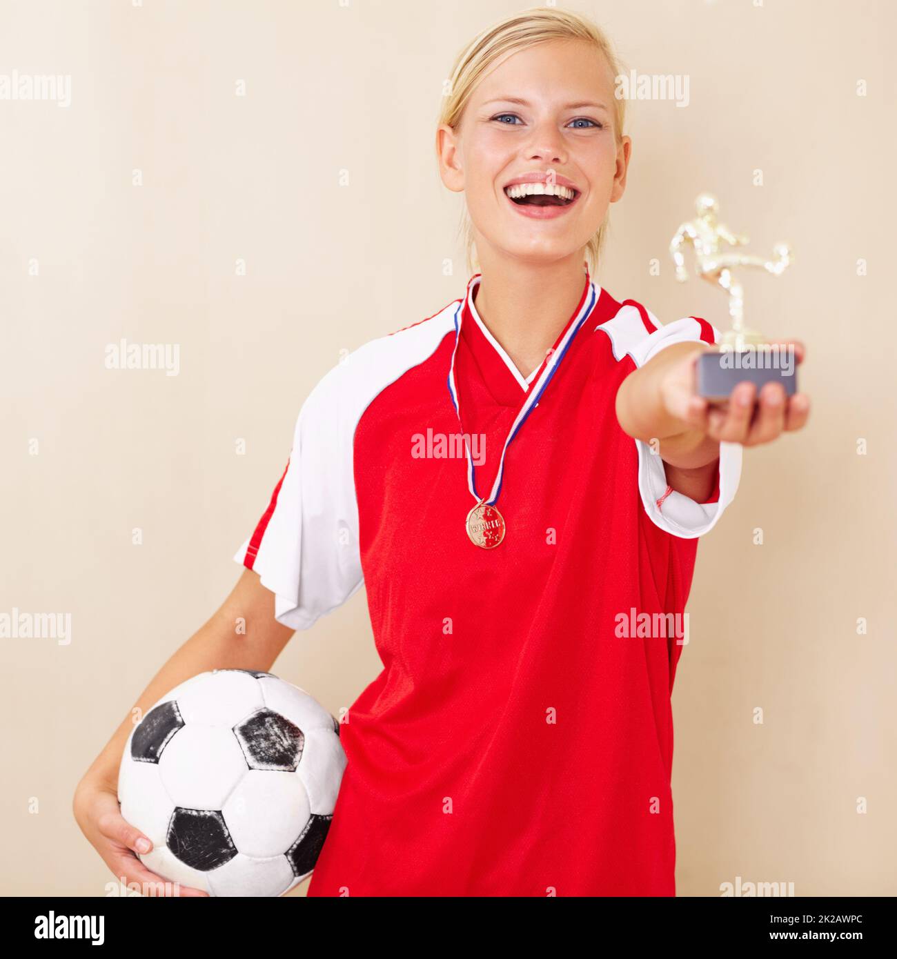 Mujer joven en uniforme de futbol fotografías e imágenes de alta resolución  - Alamy