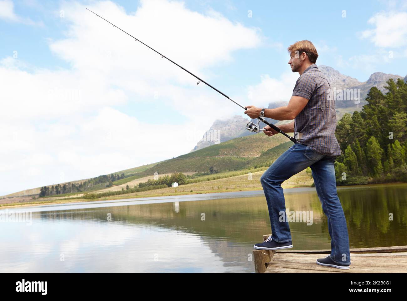 Un hombre sosteniendo una caña de pescar fotografías e imágenes de alta  resolución - Alamy