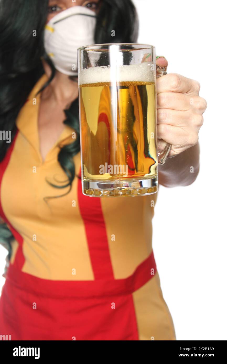 Restaurante y Bar Waitress luciendo máscara facial para prevenir