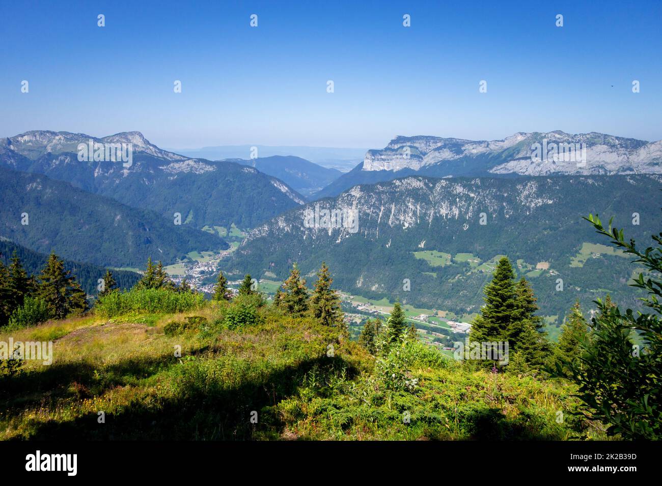 Paisaje montañoso en La Clusaz, Francia Foto de stock