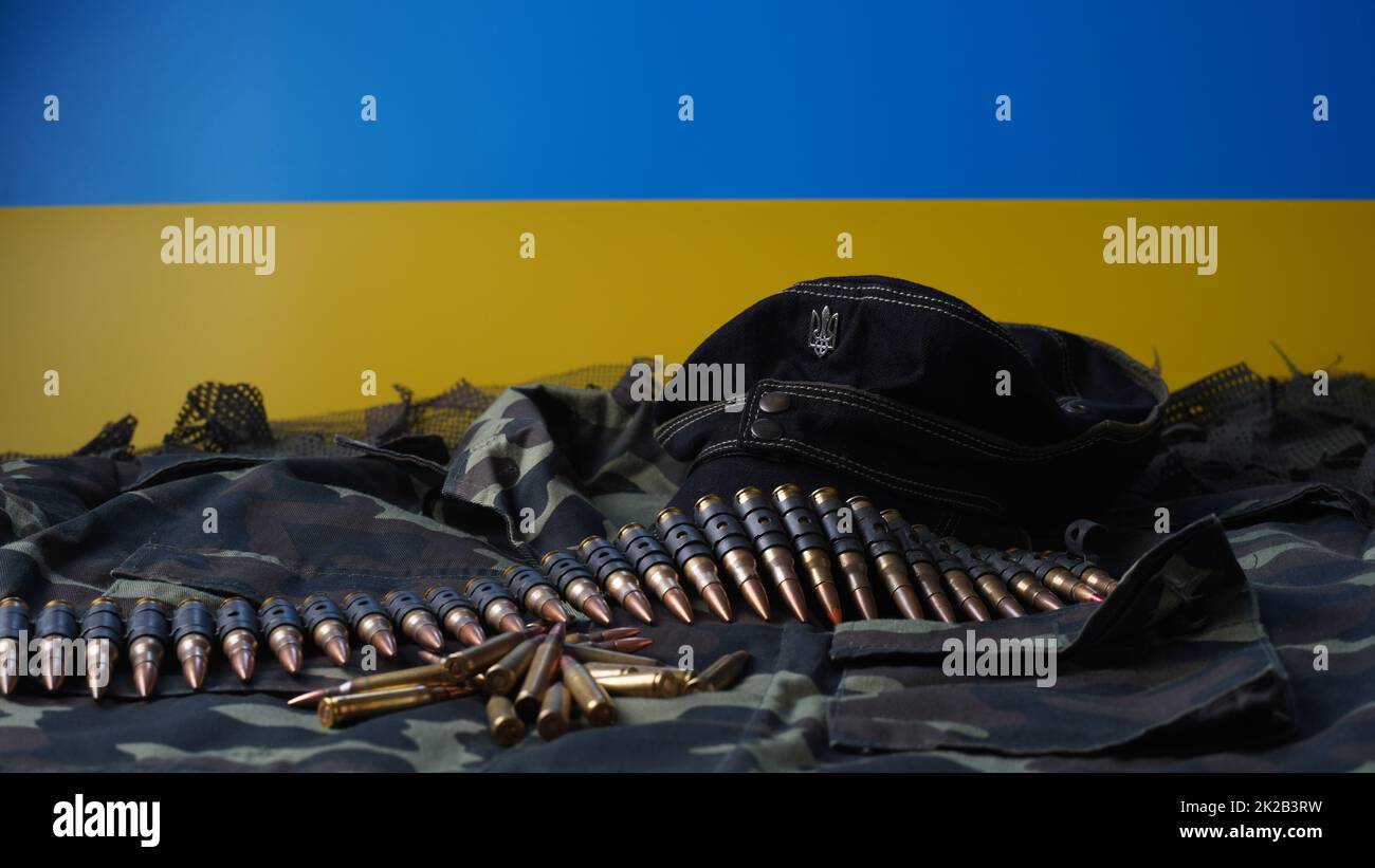 Bandera azul-amarilla de Ucrania Símbolo nacional , 5,56mm municiones, ametralladora cinturón de balas, munición de rifle en revistas, uniforme ucraniano y Ejército Negro Cap Foto de stock