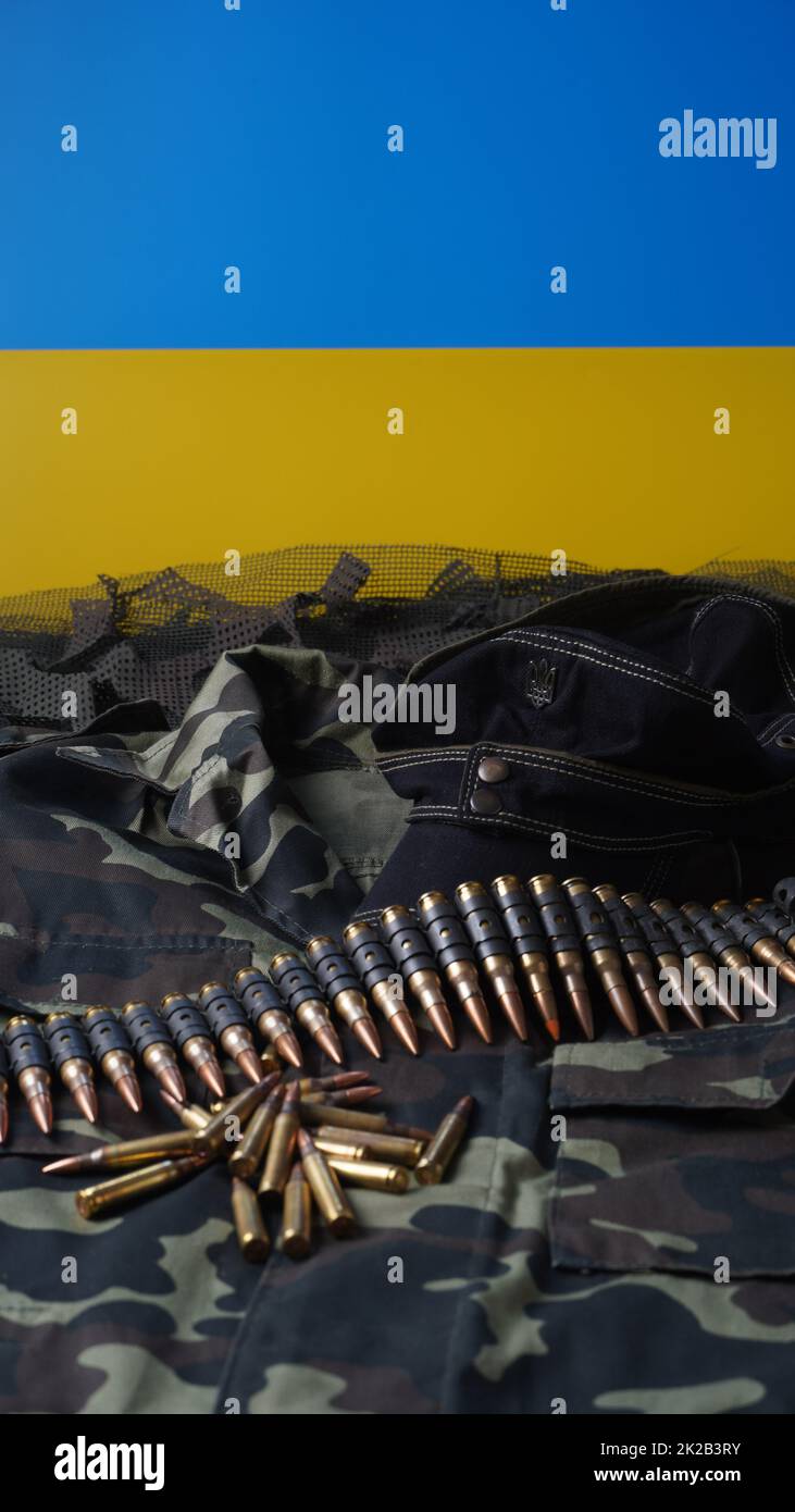 Bandera azul-amarilla de Ucrania Símbolo nacional , 5,56mm municiones, cinturón de balas de ametralladoras, municiones de fusil en revistas, uniforme ucraniano y Ejército b Foto de stock