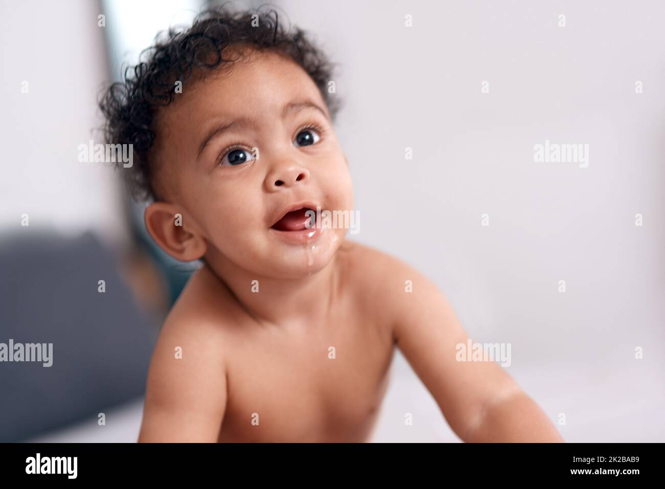 Retrato de bebé de 1-2 años. niña feliz niño caucásico jugando