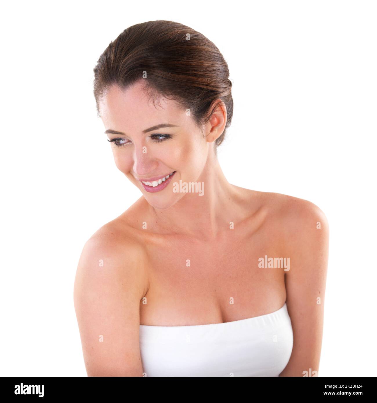 La belleza irradia desde dentro. Estudio de una hermosa mujer joven aislada sobre blanco. Foto de stock