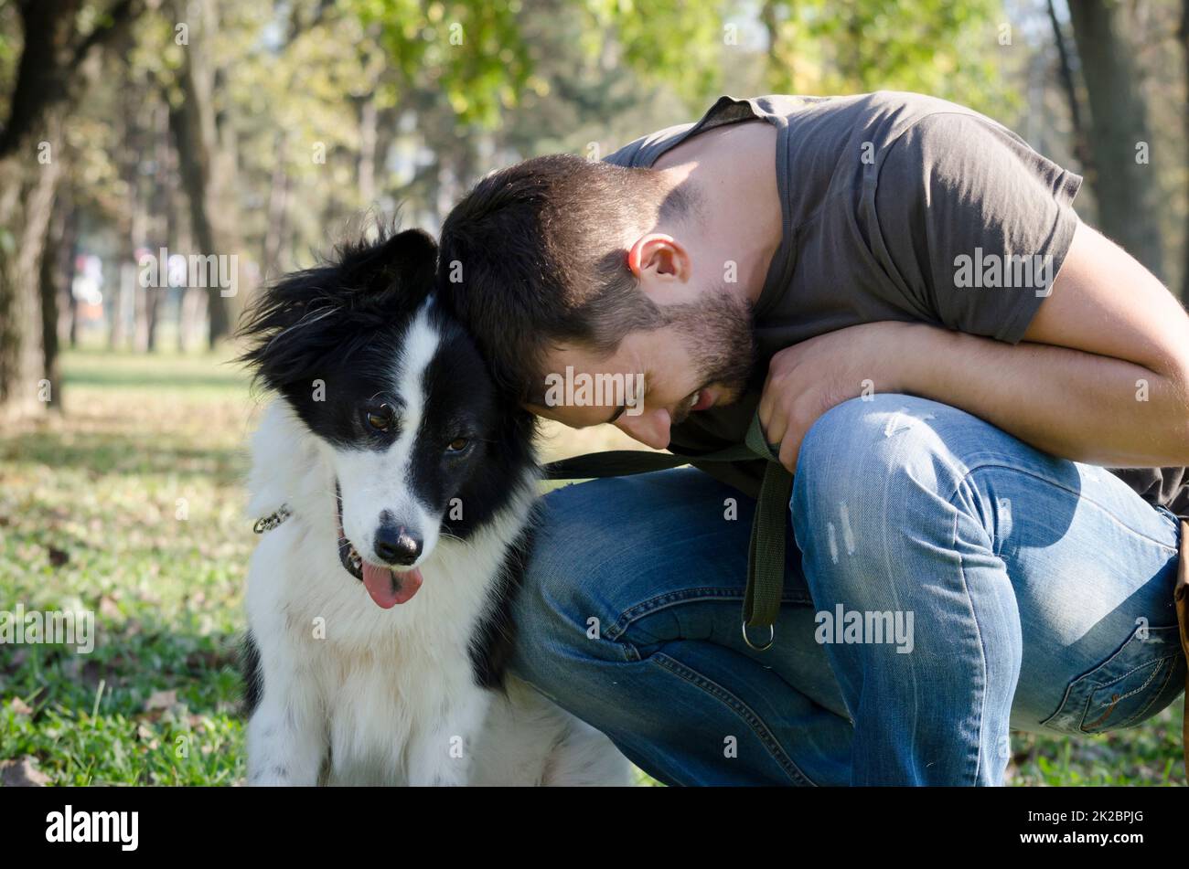 El hombre con su perro Foto de stock