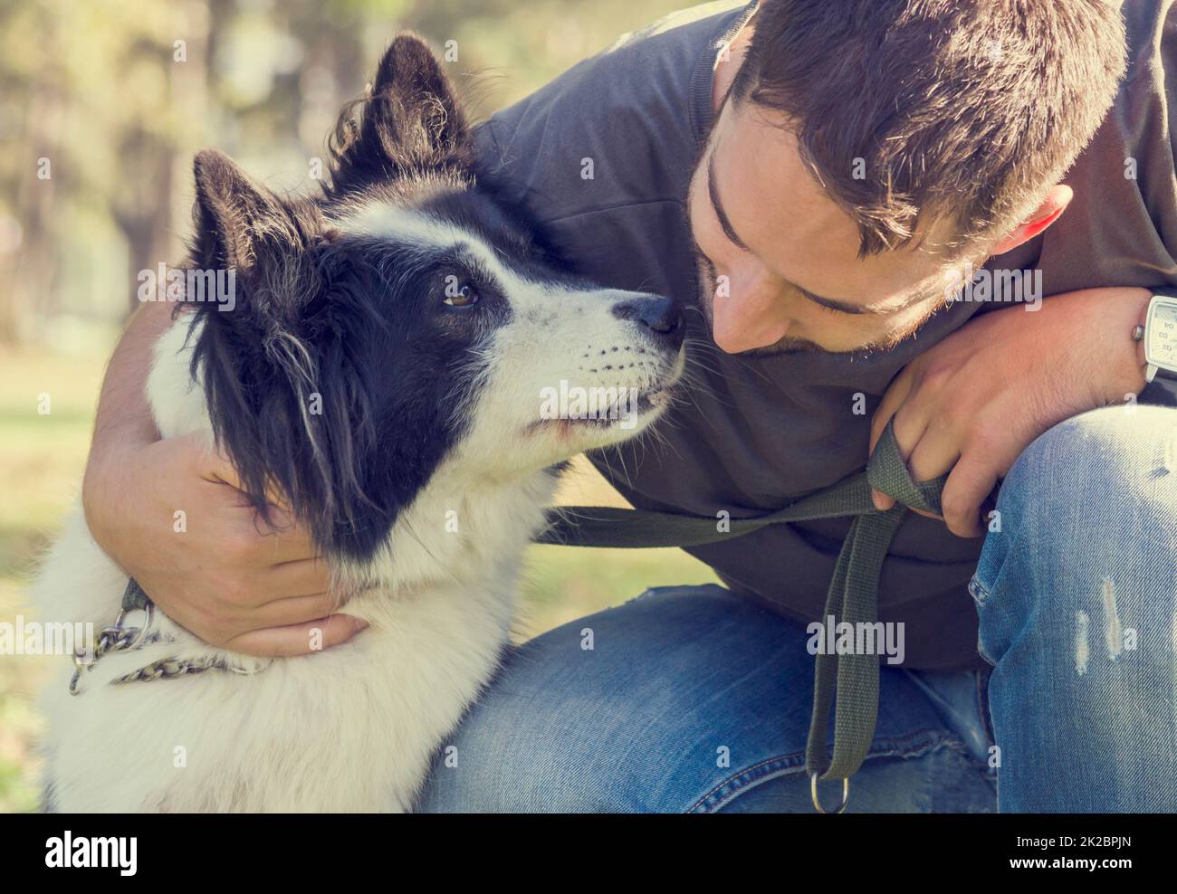 El hombre con su perro Foto de stock