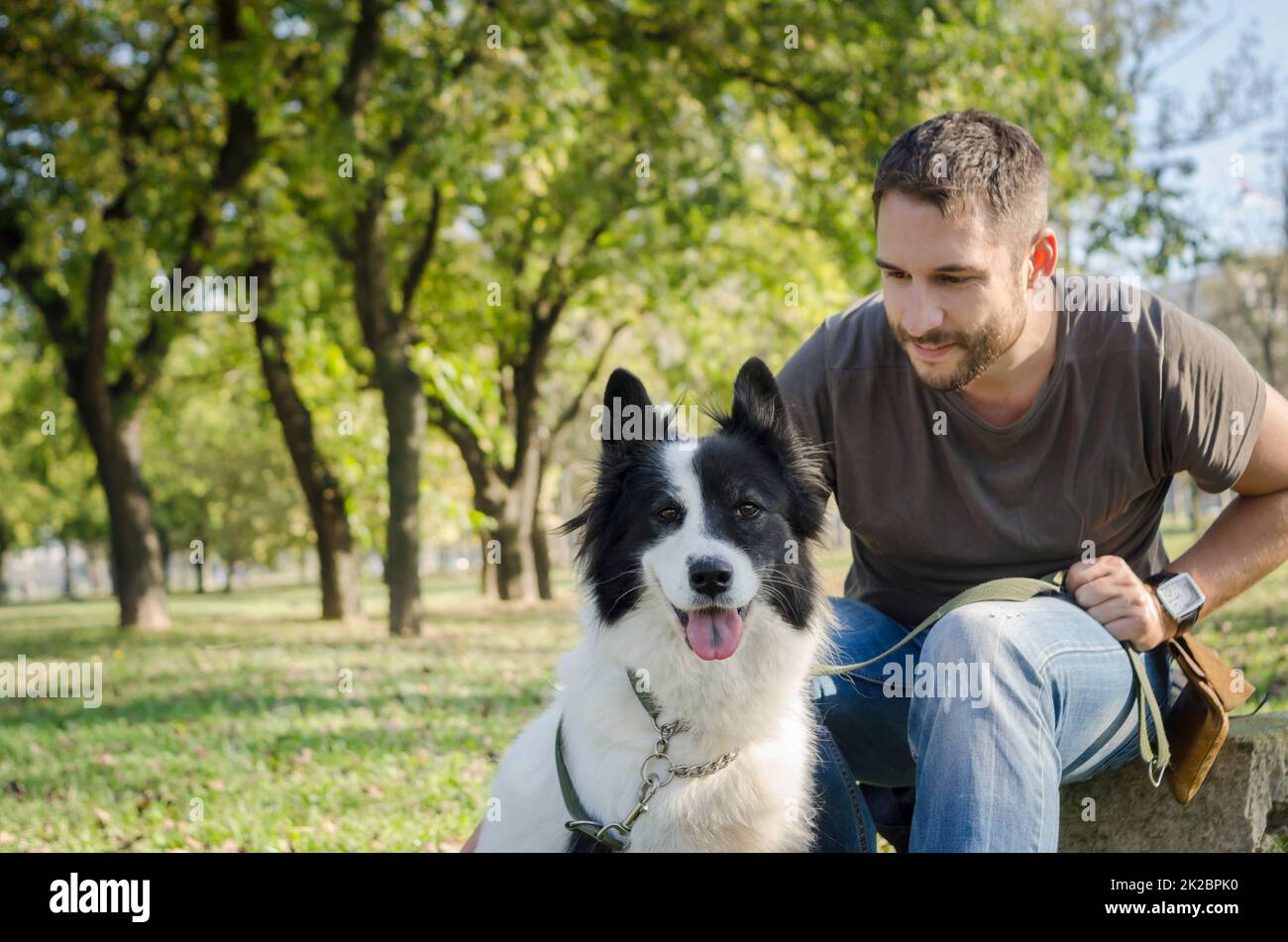 El hombre con su perro Foto de stock