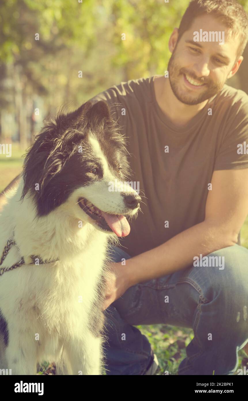 El hombre con su perro Foto de stock