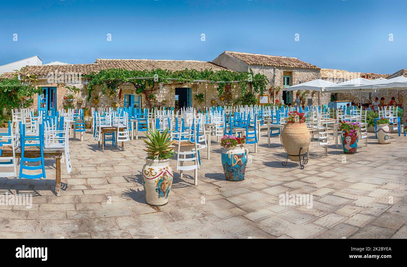 Plaza Central en Marzamemi, pintoresco pueblo pesquero en Sicilia, Italia Foto de stock