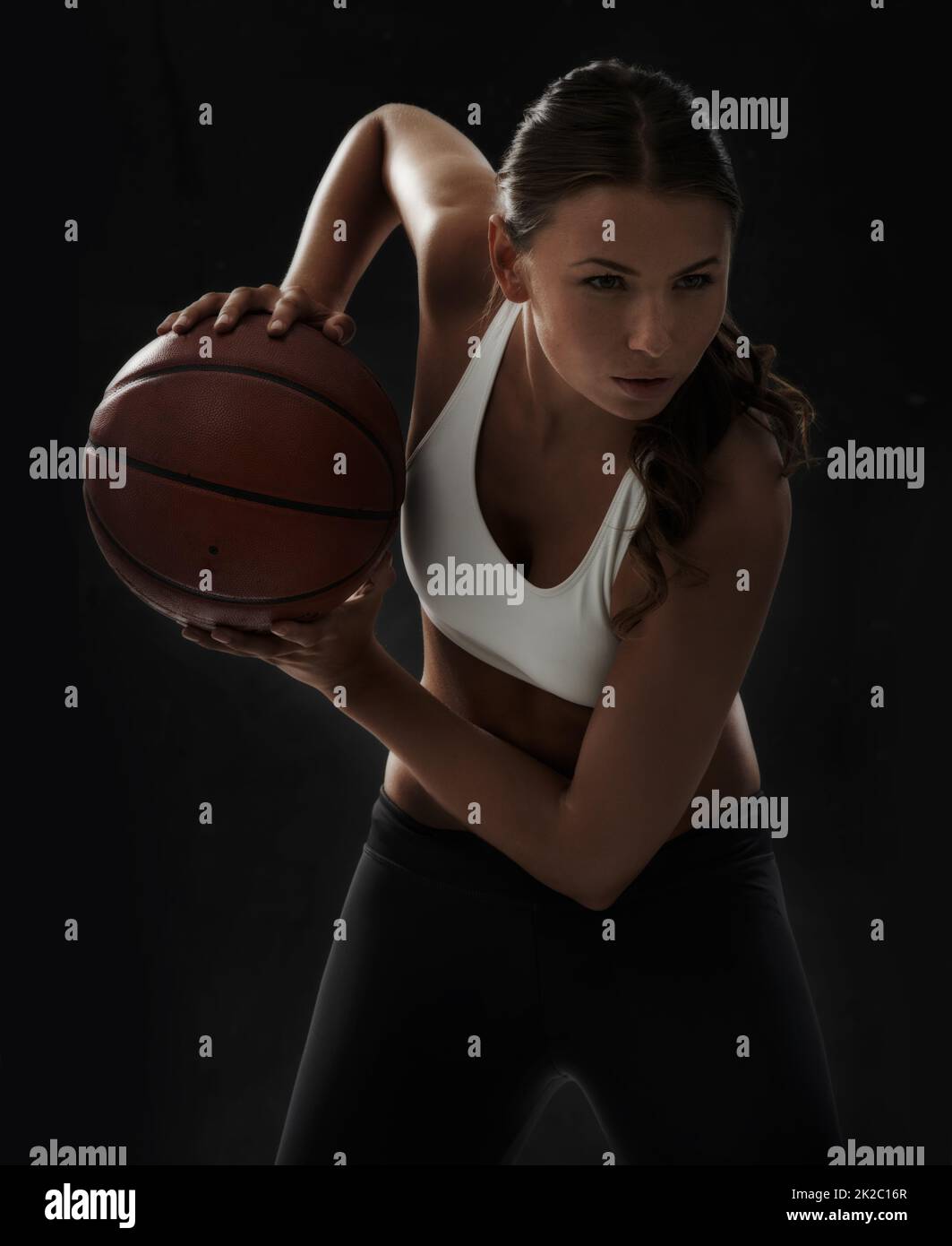 Young woman holding basketball in fotografías e imágenes de alta resolución  - Alamy