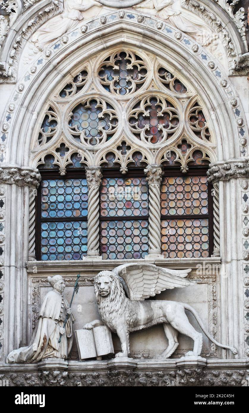 León veneciano y doge en un edificio de la catedral en la plaza de San Marcos en Venecia, Italia. El símbolo de Venecia El león alado Foto de stock