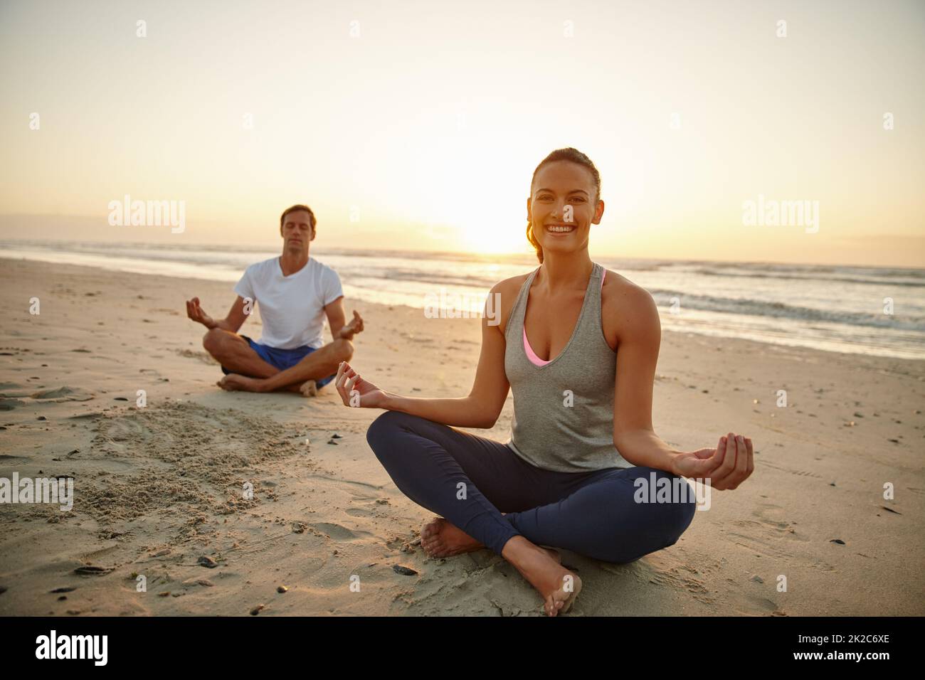 Hombre La Práctica De Yoga En La Playa Al Atardecer Fotos, retratos,  imágenes y fotografía de archivo libres de derecho. Image 34834630