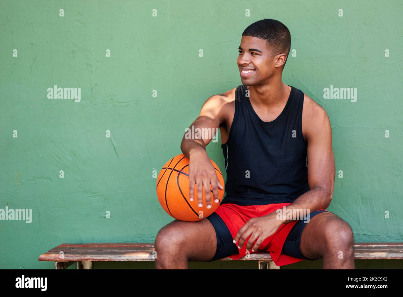 Young man sitting on basketball fotografías e imágenes de alta resolución -  Alamy