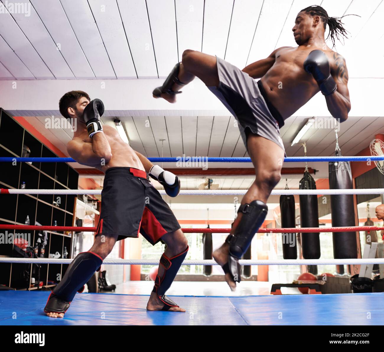 Dos kickboxers en entrenamiento. Foto de stock