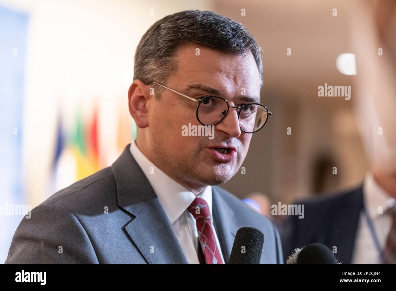 Nueva York, NY - 22 de septiembre de 2022: Encuentro de prensa con el Ministro de Relaciones Exteriores de Ucrania, Dmytro Kuleba, después de la reunión del Consejo de Seguridad en la sede de la ONU Foto de stock